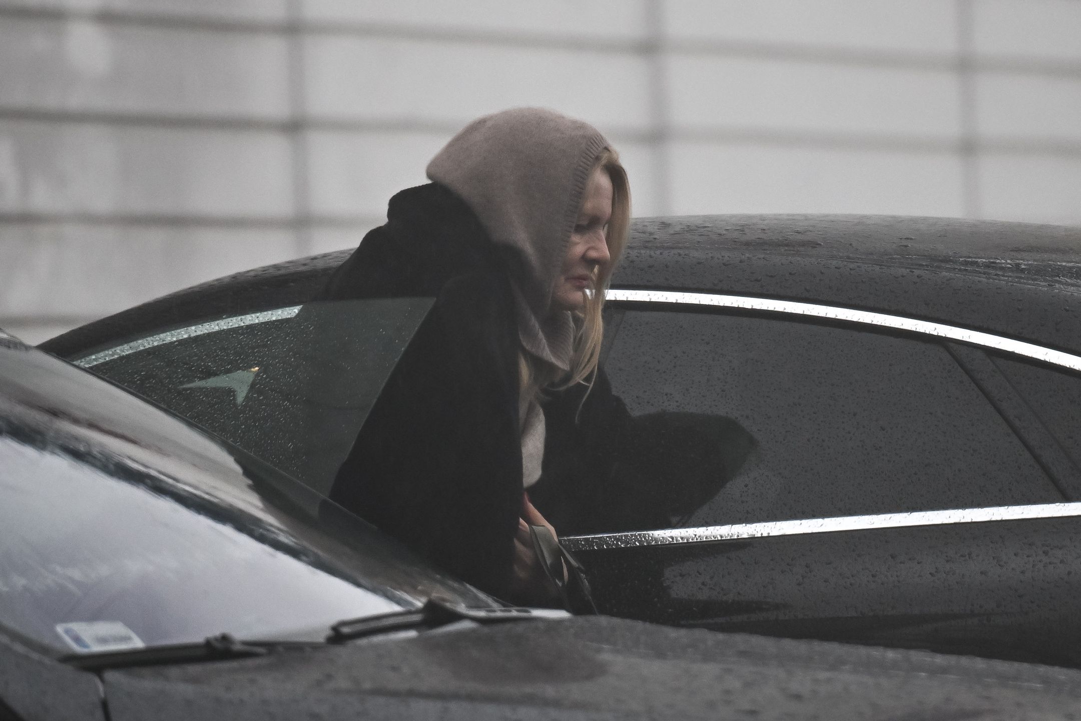 Grażyna Szapołowska mknie w strugach deszczu na trening do "TzG"