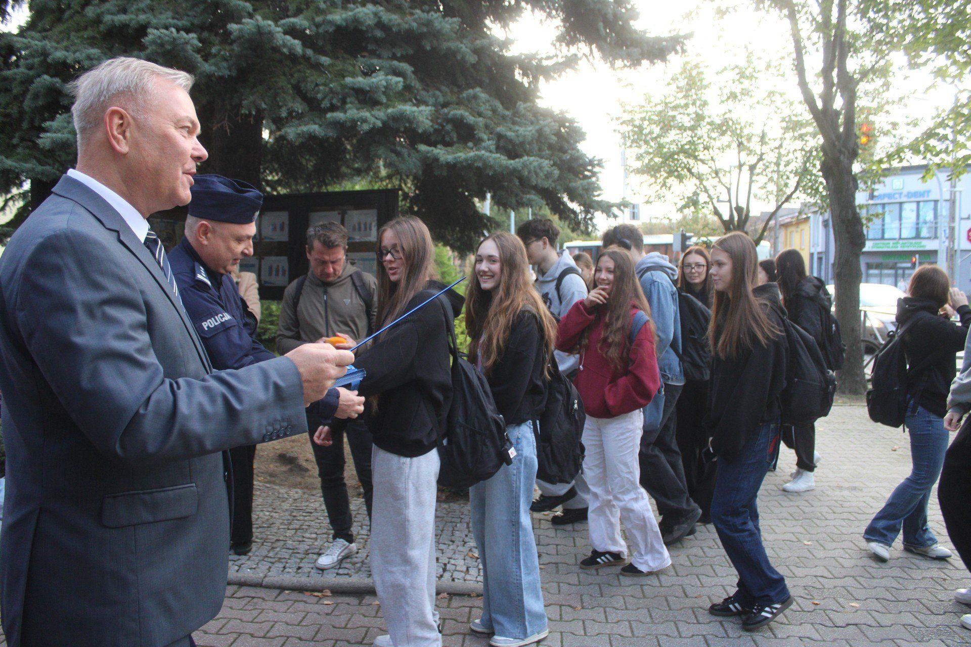Bełchatów. Odblaski ratują życie - wspólna akcja Policji i Starostwa Powiatowego