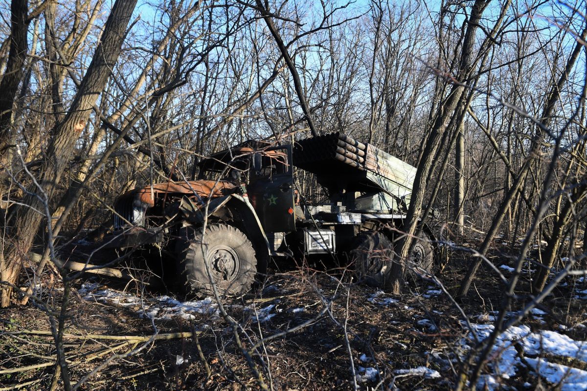 Wojna w Ukrainie. Spalone wraki ciężkiego sprzętu wojskowego armii rosyjskiej