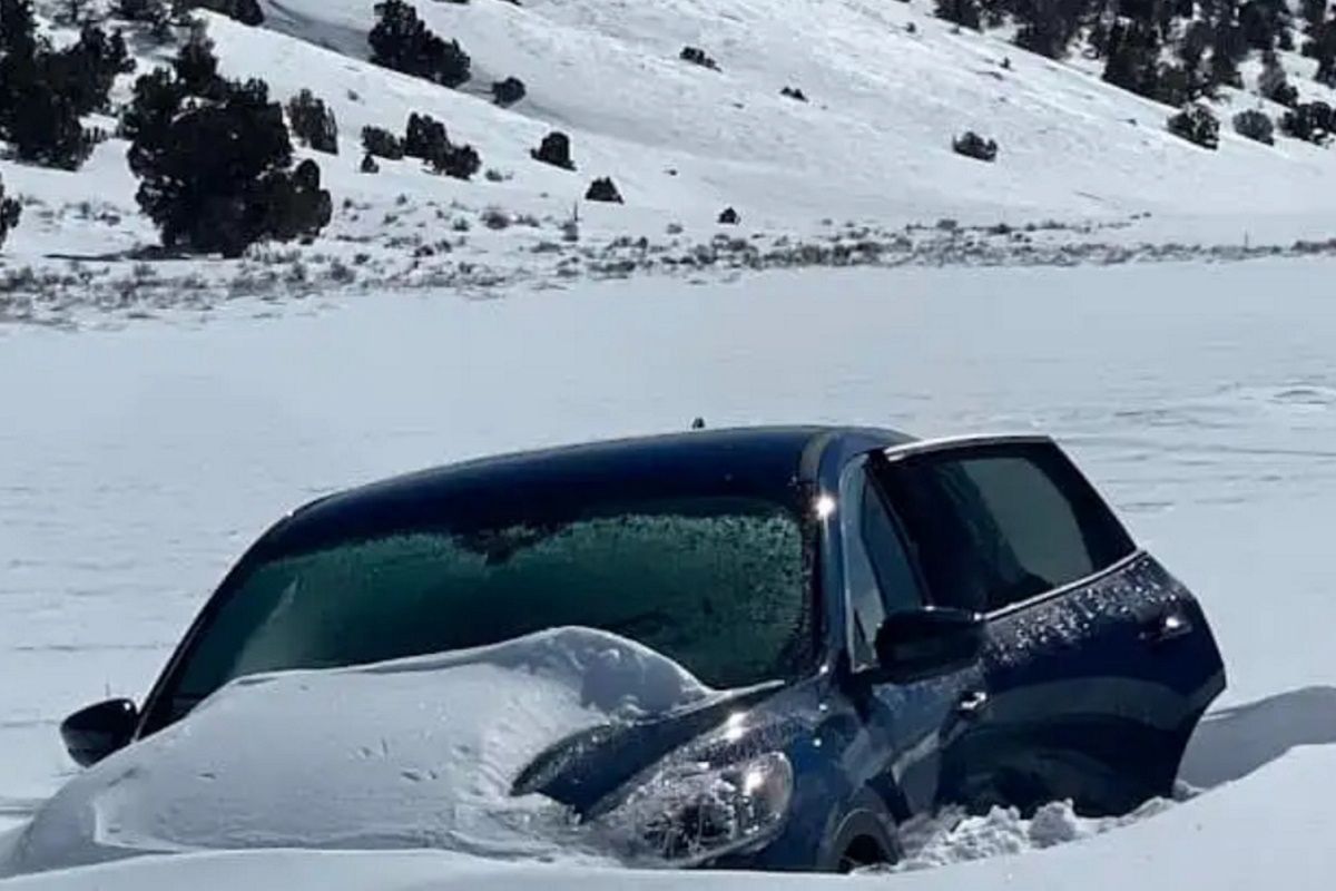 Auto 81-latka utknęło w zaspie śnieżnej. Na ratunek czekał aż tydzień