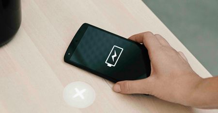 Dzięki technologii Heat Harvest ciepły obiad lub kawa naładują smartfona