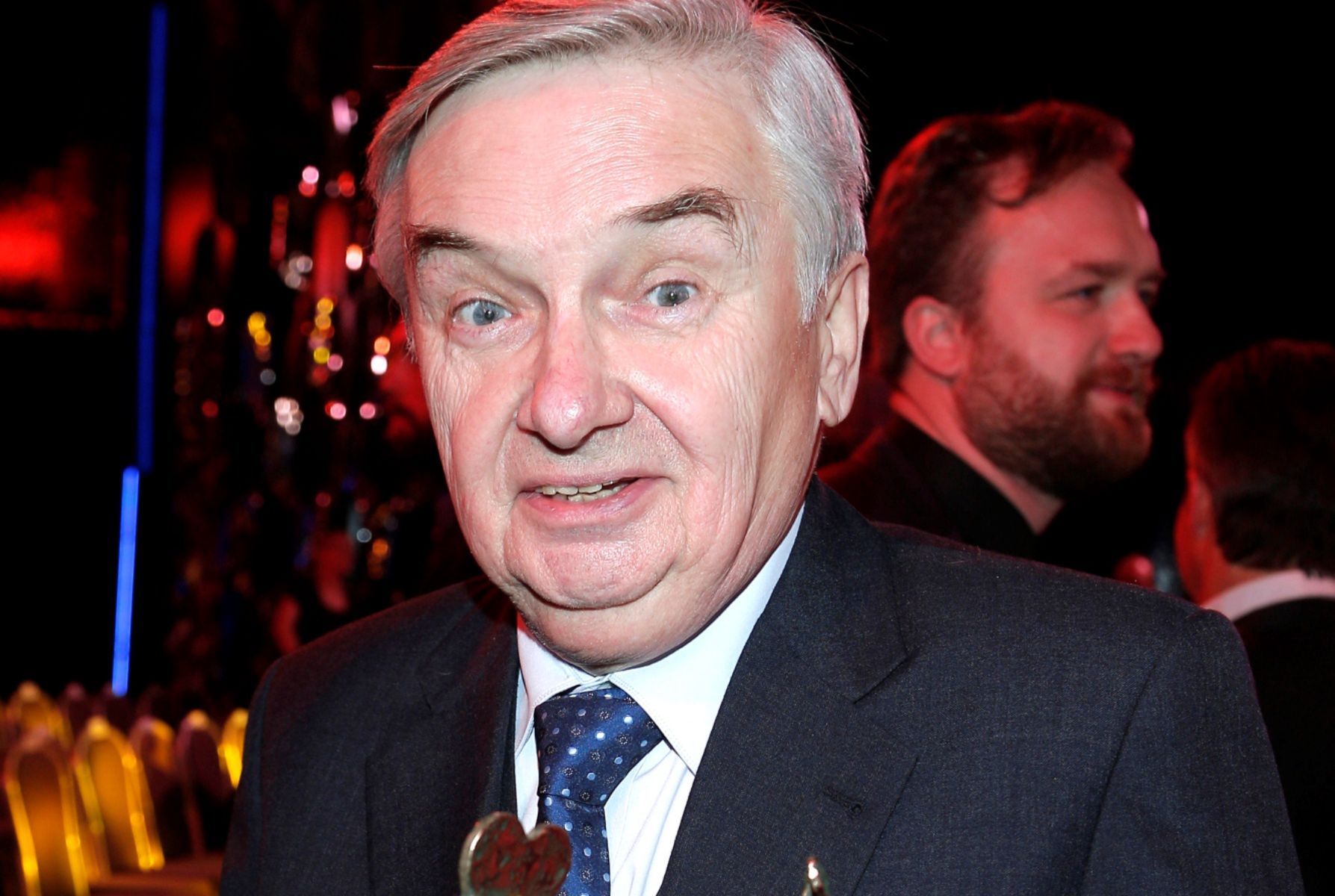 scena z: Tadeusz Sznuk, SK:, , fot. Podlewski/AKPA
luty 2015, Telekamery 2015, Telekamery 2015 - bankiet, statuetka Telekamery, Tadeusz Sznuk
