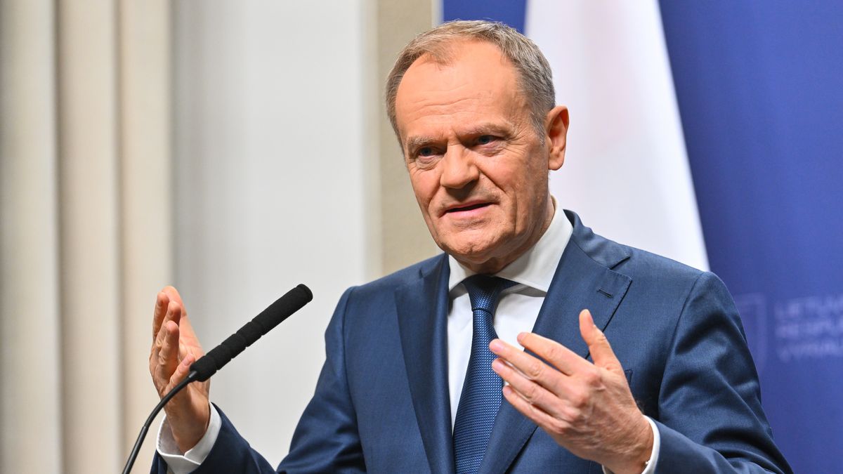 Wilno, Litwa, 04.03.2024. Premier Donald Tusk podczas konferencji prasowej po spotkaniu z premier Litwy Ingridą Simonyte w Kancelarii Rządu Republiki Litewskiej w Wilnie, 4 bm. Wizyta polskiego szefa rządu związana jest z protestem rolników na polsko-litewskiej granicy. (sko) PAP/Valdemar Doveiko