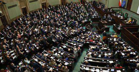 Ceny paliwa uderzają w posłów? Oto, za ile mogą zatankować z kieszeni podatnika