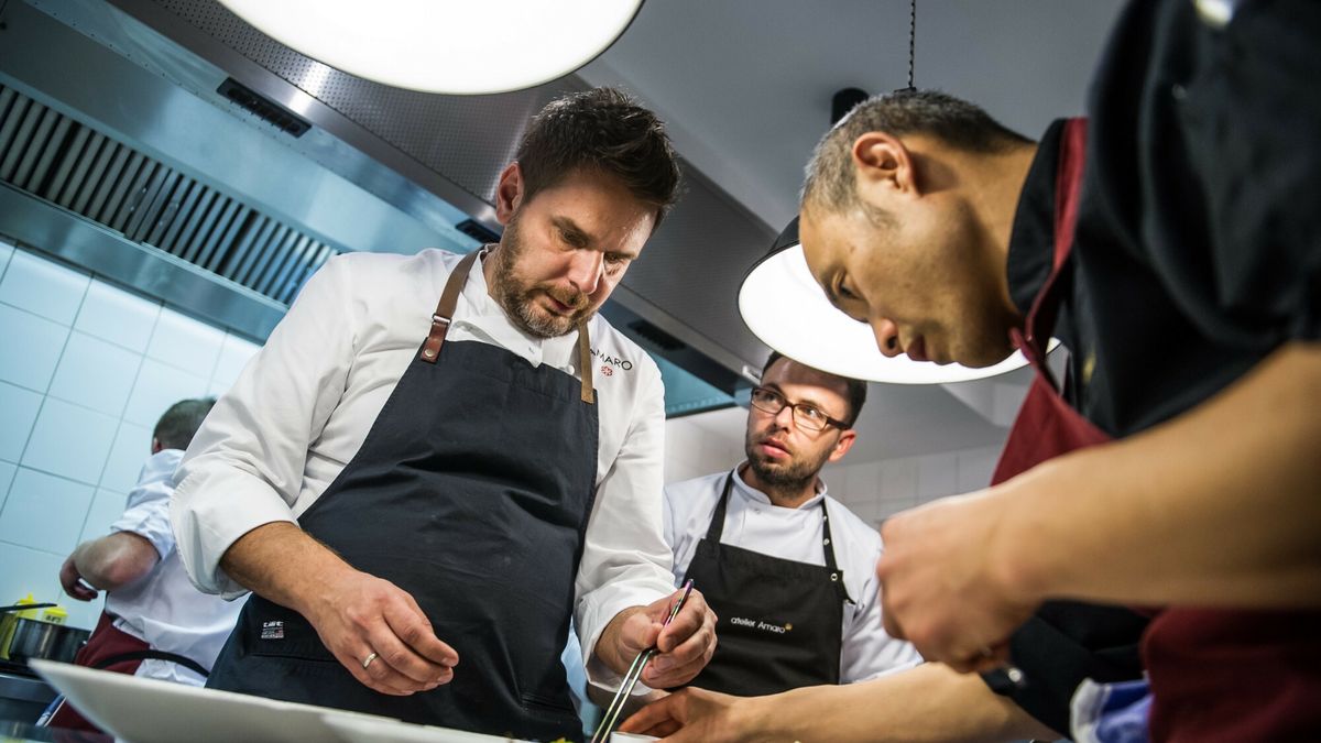 Kuchnia Wojciecha Modesta Amaro
Fot. Bartosz Krupa/East News. Warszawa 31.10.2014. Kuchnia warszawskiej restauracji "Atelier Amaro". Lokal Wojciecha Modesta Amaro jako pierwszy w Polsce zostal wyrozniony gwiazdka Michelin. N/z: Wojciech Modest Amaro
Bartosz Krupa