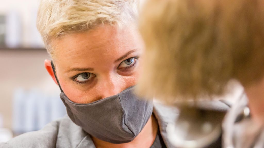 Kiedy fryzjerzy i kosmetyczki wrócą do pracy?