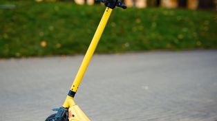 Staniszów: Jadąc hulajnogą elektryczną uderzył w betonowy przepust