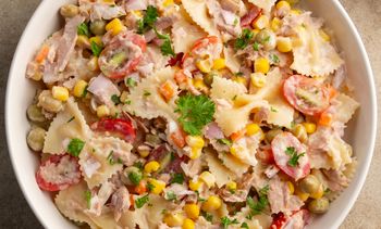 Na sylwestra robię sałatkę koktajlową z tuńczykiem. Klasyk z bankietów i domowych imprez