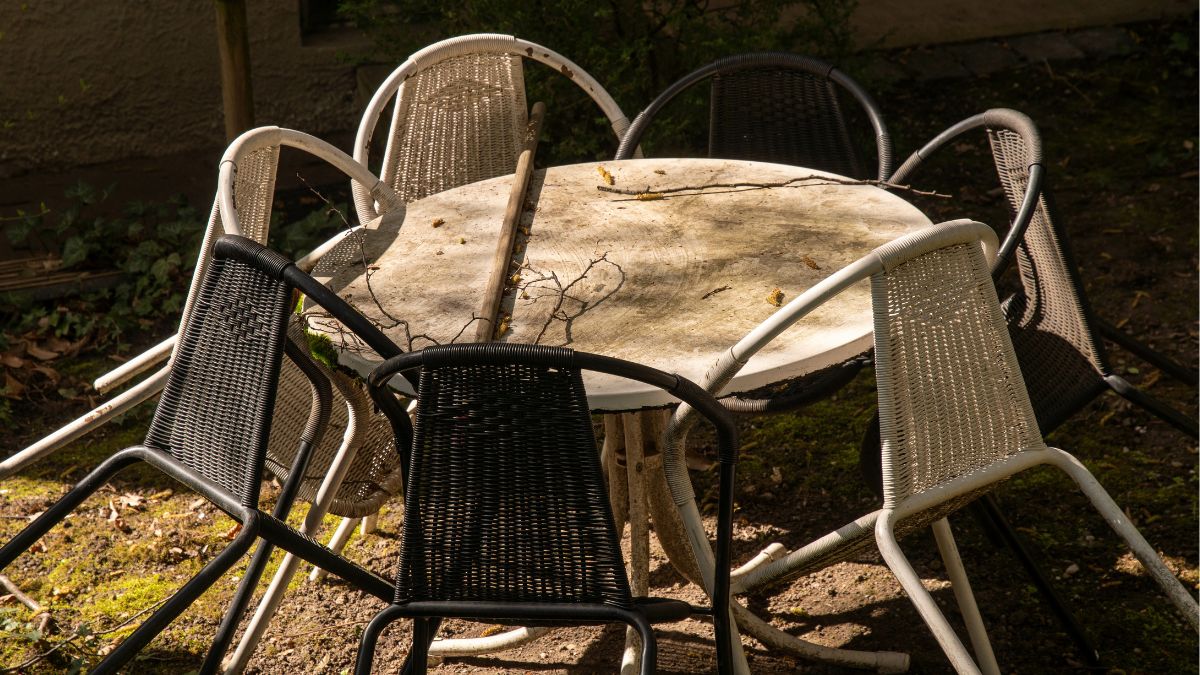 Jak umyć meble ogrodowe z zielonego nalotu?