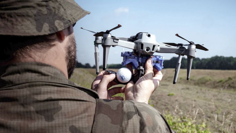 Żołnierz WOT z dronem 