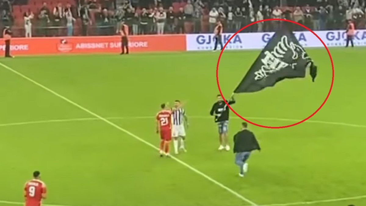 Na boisku znalazła się po meczu flaga