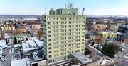 Hotel Accademia w centrum Ostrowca Świętokrzyskiego na sprzedaż. Miejska ikona z potencjałem na przyszłość