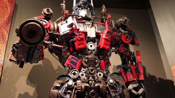 Gigantyczna rzeźba Optimusa Prime z części samochodowych 1