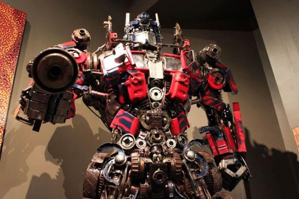 Gigantyczna rzeźba Optimusa Prime z części samochodowych