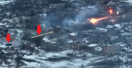 Ukraiński BMP-2 ostrzeliwuje Rosjan. Strzały wyglądają jak z blastera