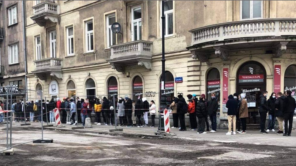 Po buty z limitowanej kolekcji swoje trzeba odstać, a nawet to nie gwarantuje, że się je kupi