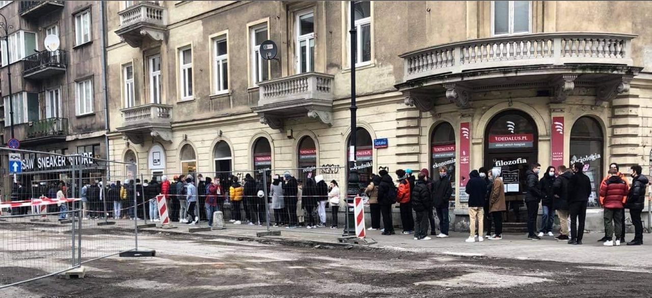 Stoją w kolejce, by zapisać się "na buty". Ten widok w Warszawie budził zaciekawienie przechodniów