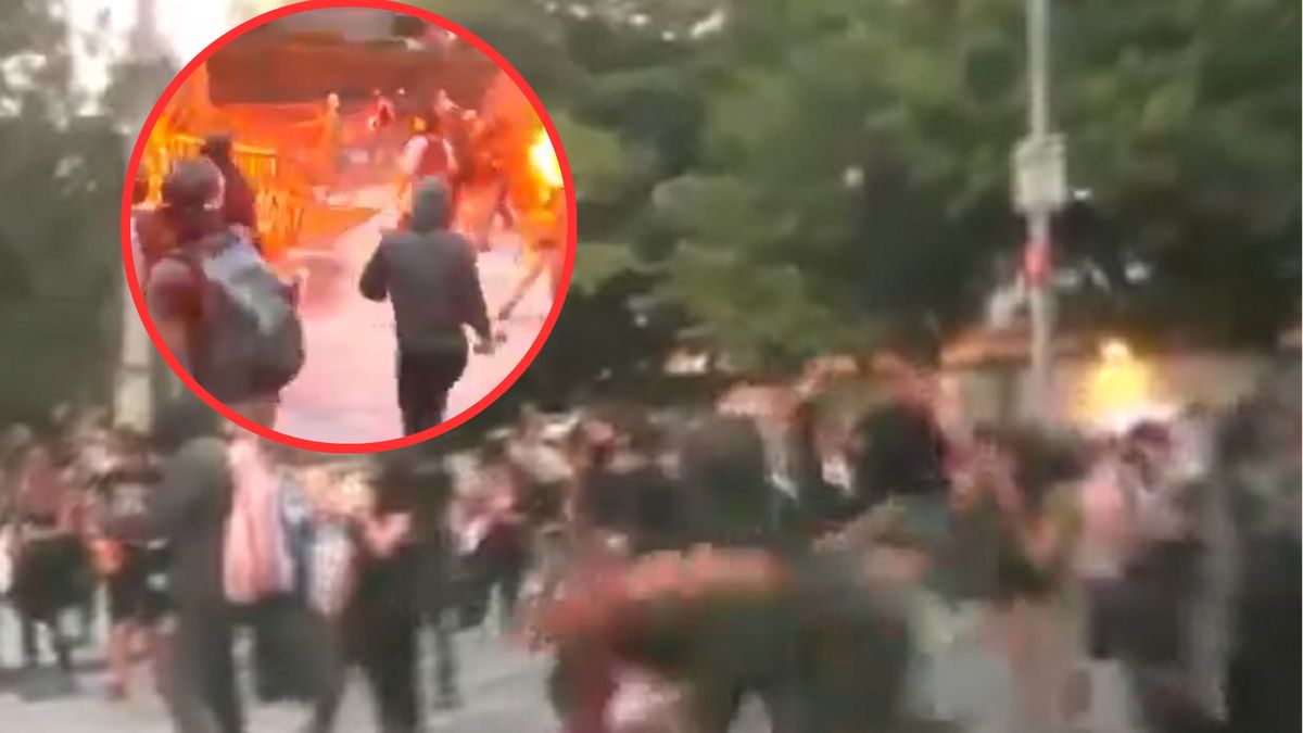 Agresywni demonstranci podpalili ambasadę Izraela