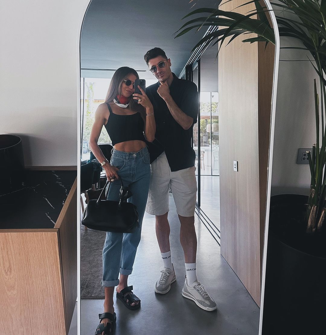 Anna Lewandowska pozuje w viralowych klapkach Hermès 