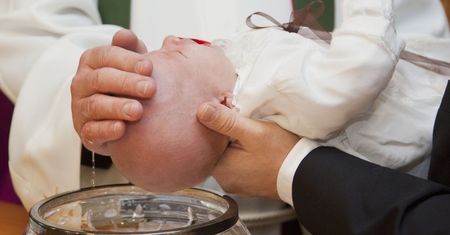 Te osoby nie zostaną chrzestnymi! Kościół zaostrza zasady