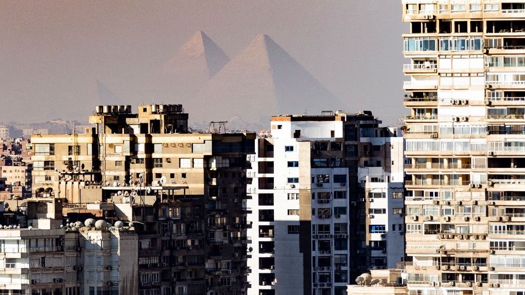 Niegdyś w głębi pustyni, dziś prawie otoczone zabudowaniami Kairu - piramidy w Gizie