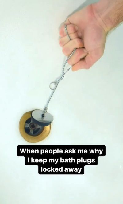 Mama ostrzega, by nie zostawiać korka do wanny w zasięgu dzieci