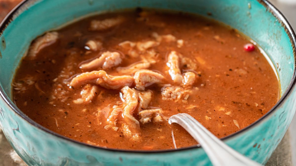 Flaczki z suszonymi grzybami nabierają głębi smaku i koloru