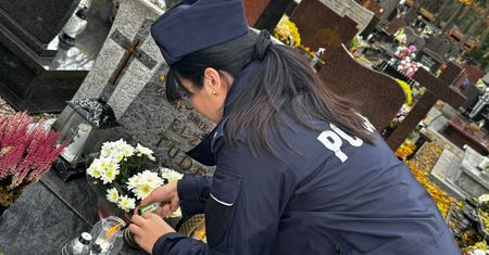 Policjanci oddali hołd zmarłym i poległym kolegom