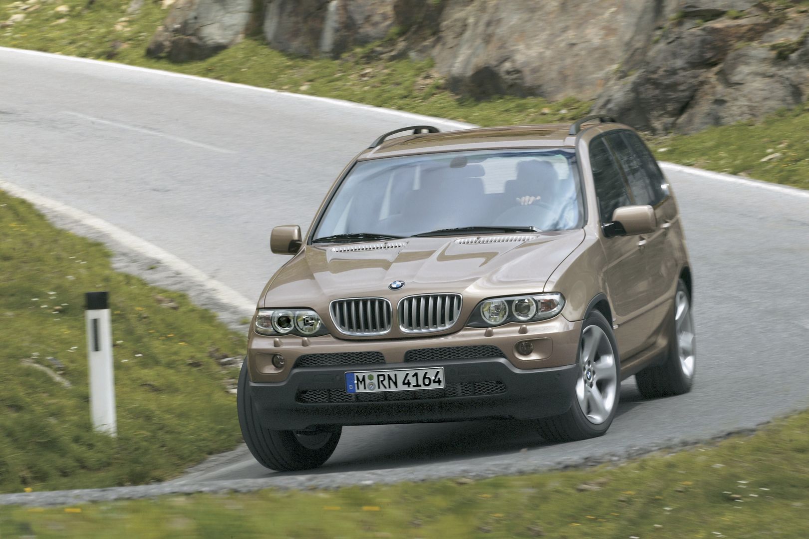 BMW X5 jest jeszcze w miarę do utrzymania, kiedy pod maską jest 6 cylindrów. Wersje V8 mogą generować znacznie większe koszty.