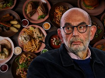 Napiwki powinny być doliczone do rachunku? Znany restaurator komentuje