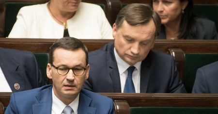 OFE wciąż bez reformy, Polacy będą czekać na zmiany i pieniądze. Przez konflikt koalicjantów