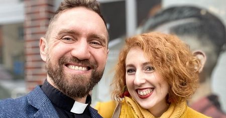 Ksiądz publikuje zdjęcia żony i dzieci. Ludzie nie dowierzają