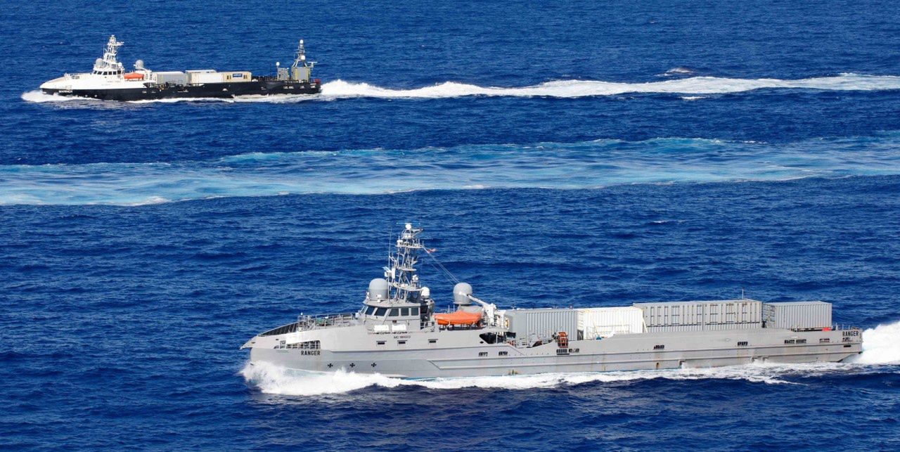USV Ranger (na pierwszym planie) i Mariner podczas wrześniowego przejścia przez Pacyfik.