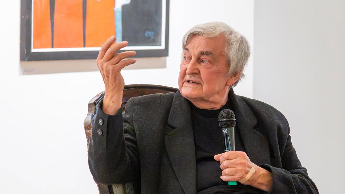 Eugeniusz Repczyński na wernisaży w BWAiUP w Pile.