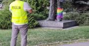 Nagranie z Warszawy. Tęczowa flaga na pomniku Prusa. Zobacz, co zrobiła policja