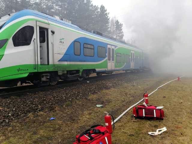 Auto wjechało na tory. Kierowca nie żyje, pociąg w ogniu