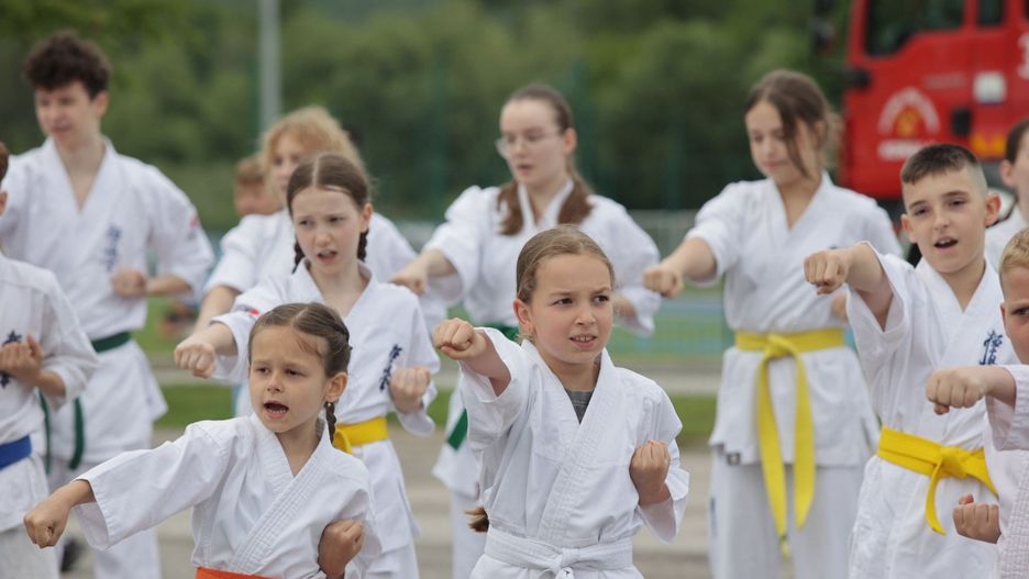 Pokaz karate na festynie z okazji Dnia Dziecka w Nowinach 