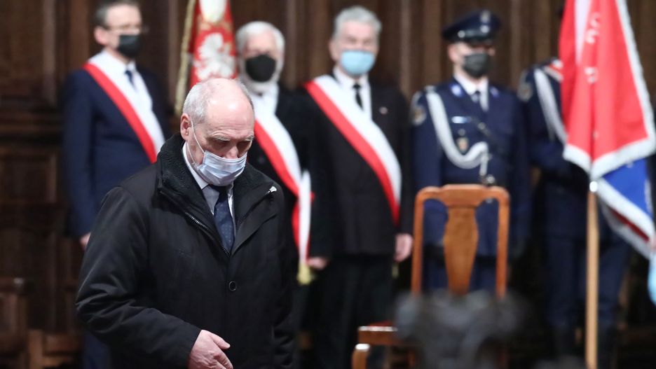 Warszawa, 10.02.2022. Poseł PiS Antoni Macierewicz (2L) podczas wieczornej mszy świętej w intencji ofiar katastrofy smoleńskiej, 10 bm. w Bazylice Archikatedralnej pw. św. Jana Chrzciciela w Warszawie. Trwają obchody miesięcznicy katastrofy smoleńskiej. (sko) PAP/Tomasz Gzell