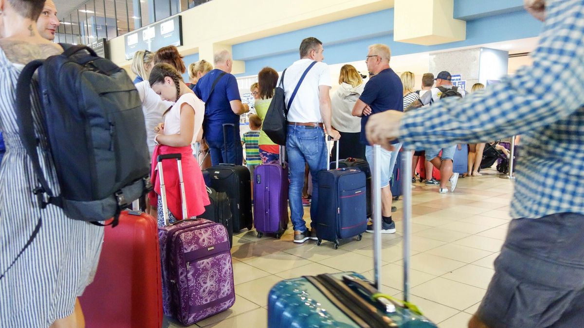 reporter9_baza
31.07.2019 Grecja, wyspa Rodos. N/z Lotnisko, podrozni. Fot. Piotr Kamionka/REPORTER
Piotr Kamionka/REPORTER