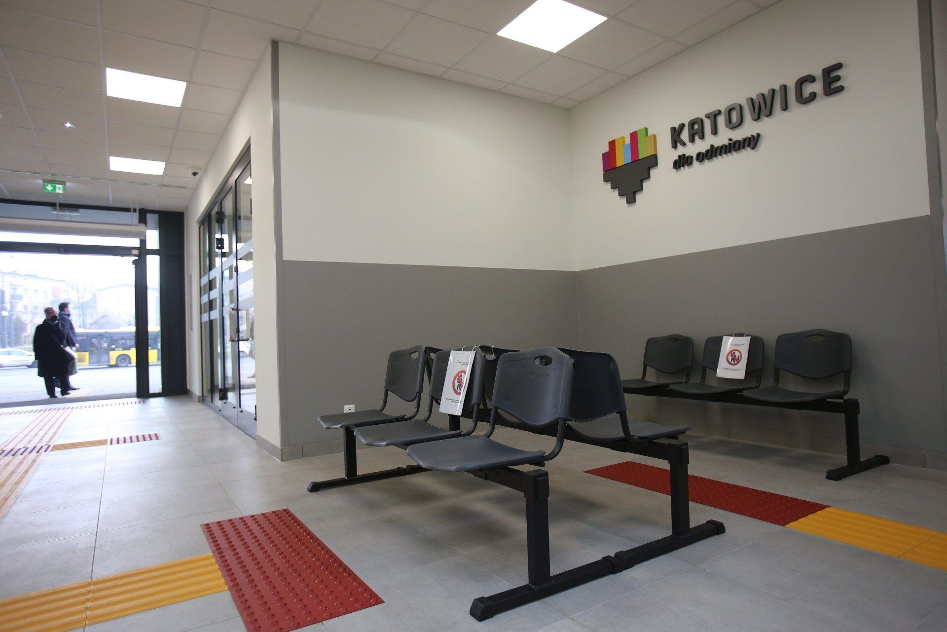 Powstaną też ciągi piesze, drogi dla rowerów, ciągi pieszo-rowerowe, przejścia dla pieszych, przejazdy rowerowe, a to wszystko zostanie uzupełnione małą architekturą i zielenią urządzoną. Koszt realizacji tego zadania to nieco ponad 87,8 mln zł przy dofinansowaniu w kwocie ponad 51,9 mln zł.