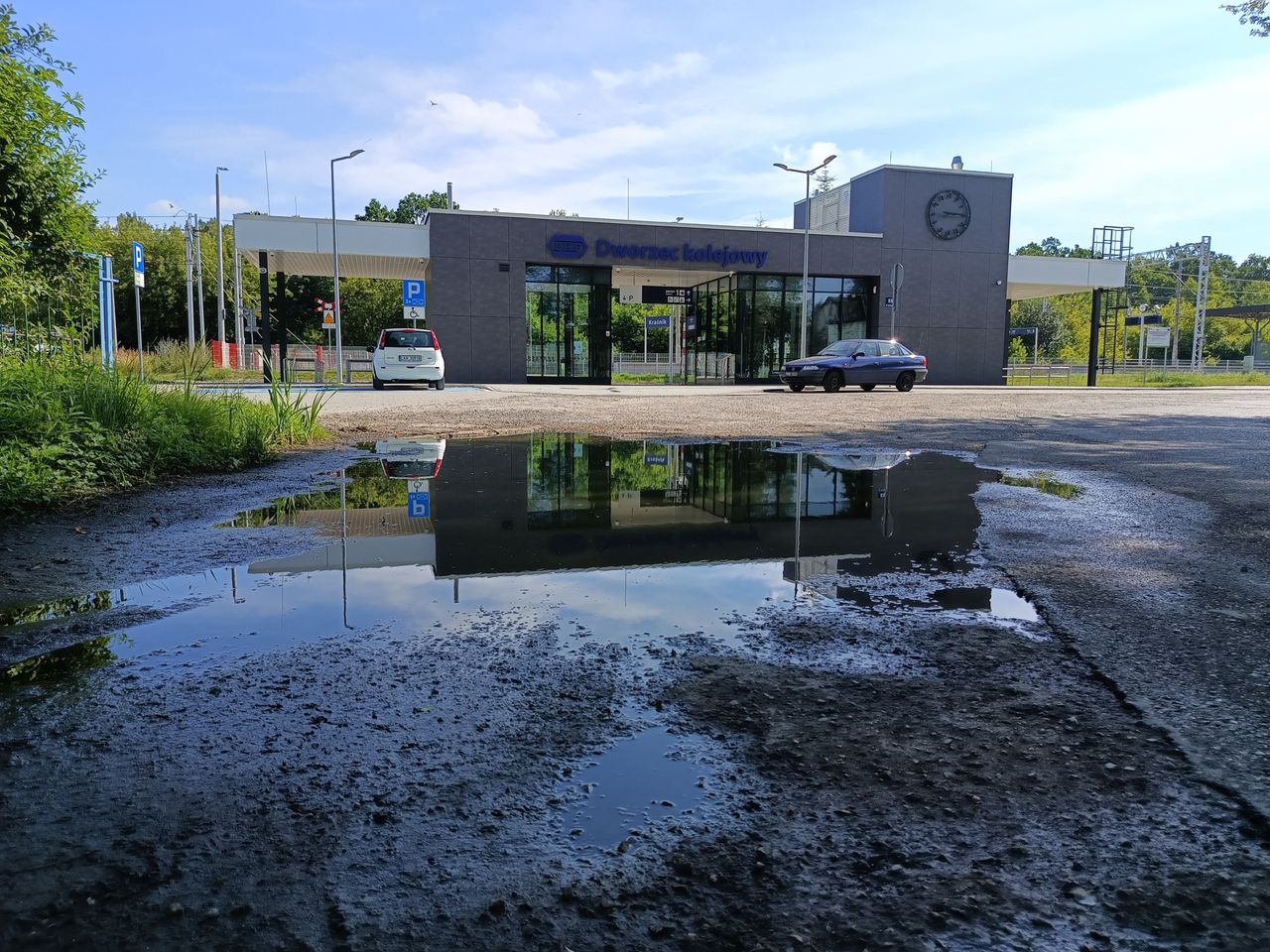 Jest nowy dworzec, pociągi są tańsze i szybsze. Ale to w busach jest większy ruch