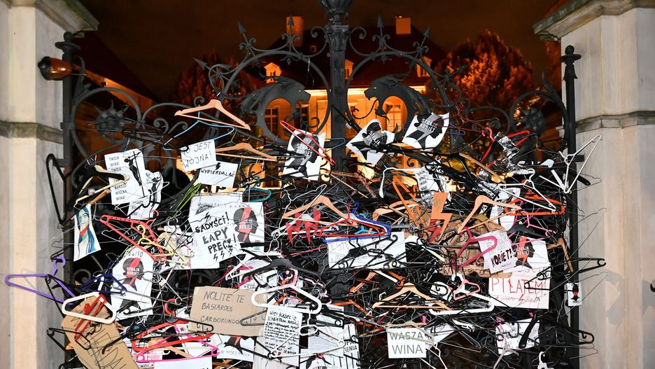 Protesty w Polsce. Strajk Kobiet we Wrocławiu dotarł na Ostrów Tumski. "Drzewa owocują wieszakami"