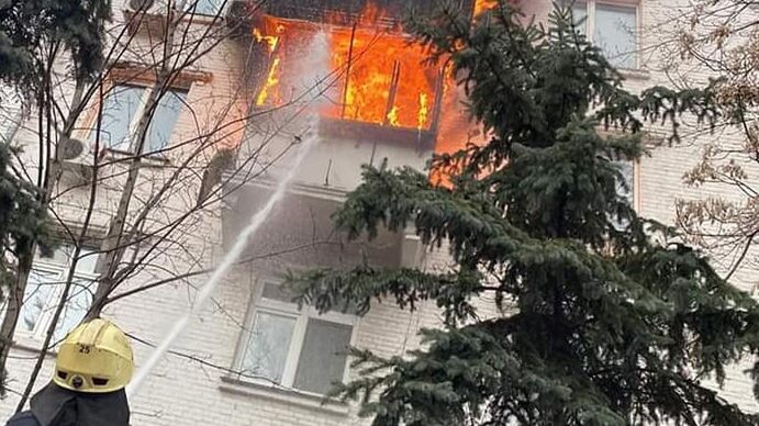 Kijów, Ukraina, 03.03.2022. Akcja służb podczas gaszenia pożaru mieszkania w Kijowie, 3 bm. Trwa rosyjska inwazja na Ukrainę. (sko) PAP/DSNS