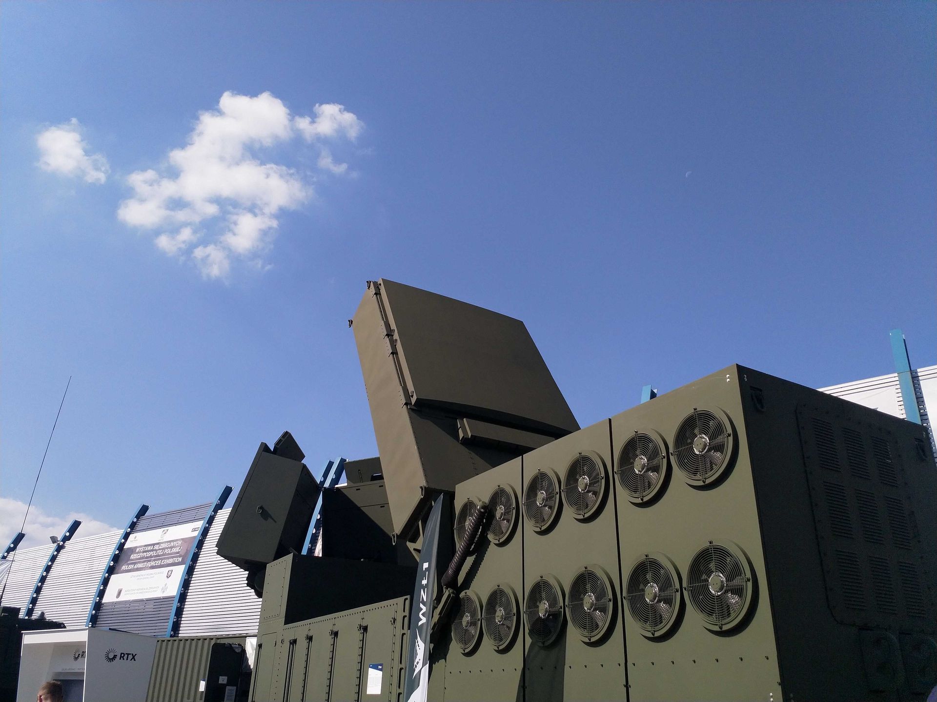 Koncern RTX przywiózł na targi MSPO 2023 pełnoskalową makietę dookólnego radaru LTAMDS, którym będą dysponować polskie systemy Patriot. 