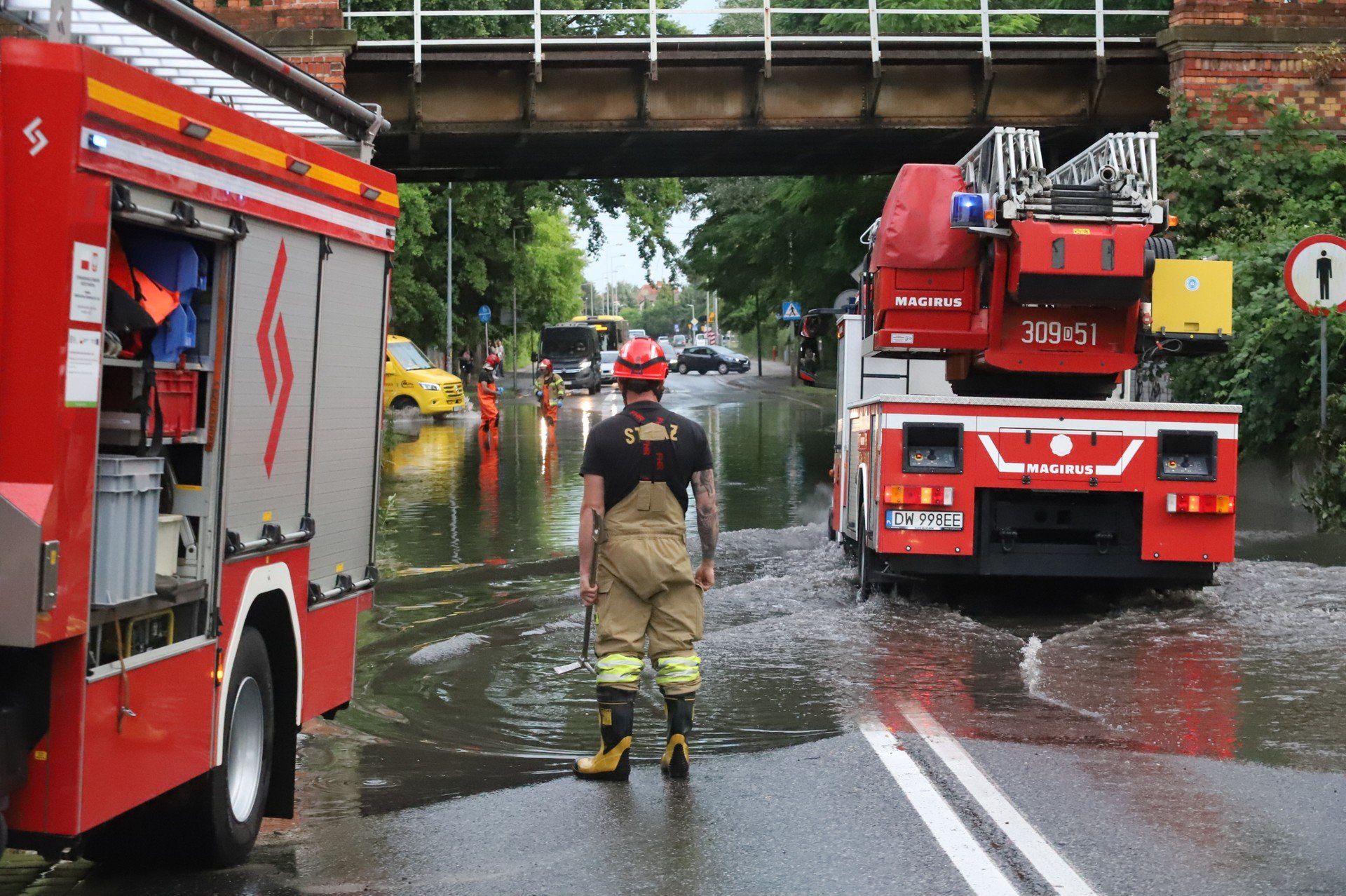 W powiecie świeckim w nocy z 16 na 17 lipca w dwóch miejscowościach strażacy po ulewnych deszczach udrażniali zalane drogi/zdjęcie ilustracyjne