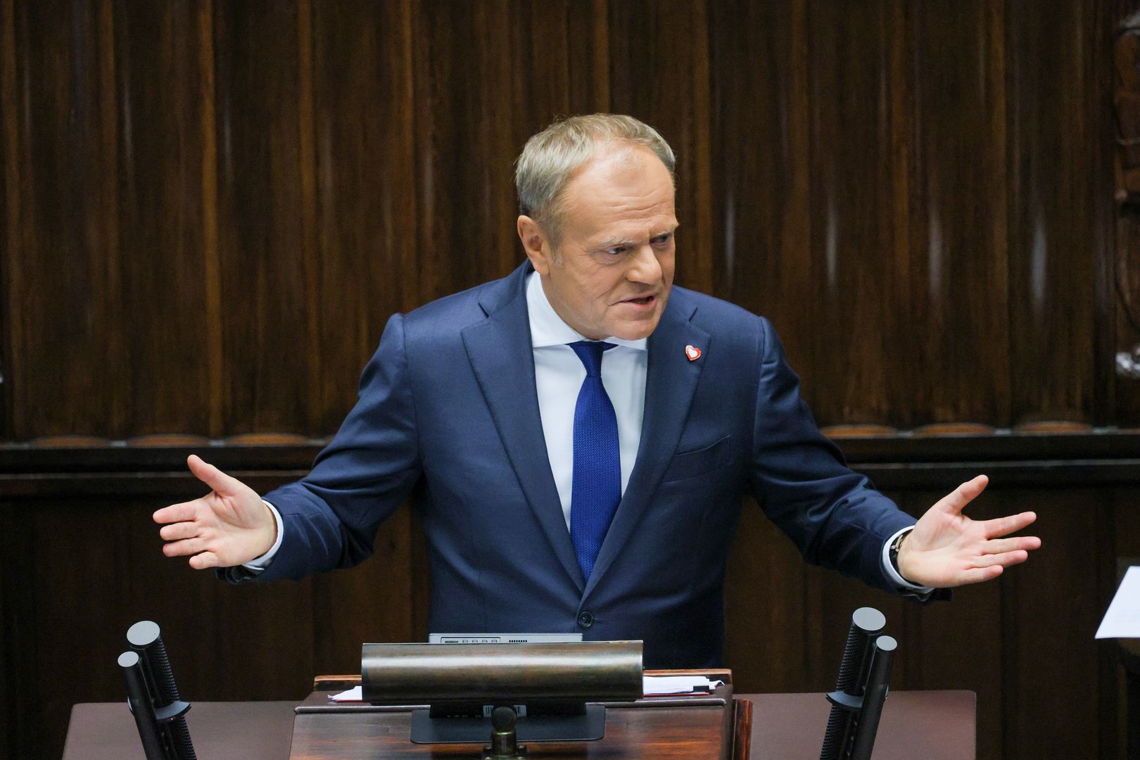 Warszawa, 11.06.2025. Premier Donald Tusk przemawia na sali obrad Sejmu w Warszawie, 11 bm. Premier Tusk przedstawia w Sejmie wniosek o wotum zaufania dla rządu. Po jego wystąpieniu odbędzie się debata. Głosowanie nad wotum przewidziano na godz. 14. (jm) PAP/Rafał Guz