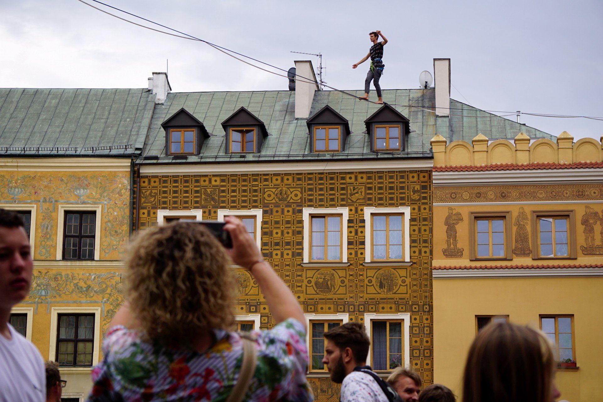 30.07.2022 LUBLIN CARNAVAL SZTUKMISTRZOW. TEN FESTIWAL PREZENTUJE SZTUKE NOWEGO CYRKU, AKROBATYKE CZY KLAUNADE I ODBYWA SIE W LUBLINIE OD 2008 ROKU. W JEGO RAMACH MA ROWNIEZ MIEJSCE  URBAN HIGHLINE FESTIVAL   CARNAVAL SZTUKMISTRZE URBAN HIGHLINE SLACK SLACKERZY NOWY CYRK POKAZY   FOT. MALGORZATA GENCA /  POLSKA PRESS