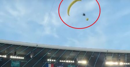 Incydent z paralotniarzem Greenpeace na Euro 2020. "Ma szczęście, że go nie zestrzelili"