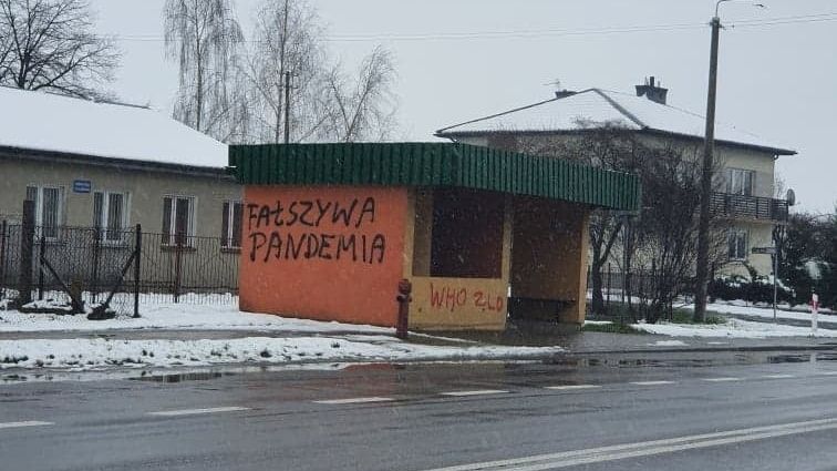Napis "fałszywa pandemia" na przystanku w Niedrzwicy Kościelnej