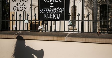 Kościół Katolicki w Polsce zacznie płacić za pedofilię? Gwałcona przez księdza kobieta dostała milion złotych odszkodowania